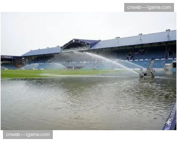 大雨导致恩波利主场场地积水严重，比赛多次暂停