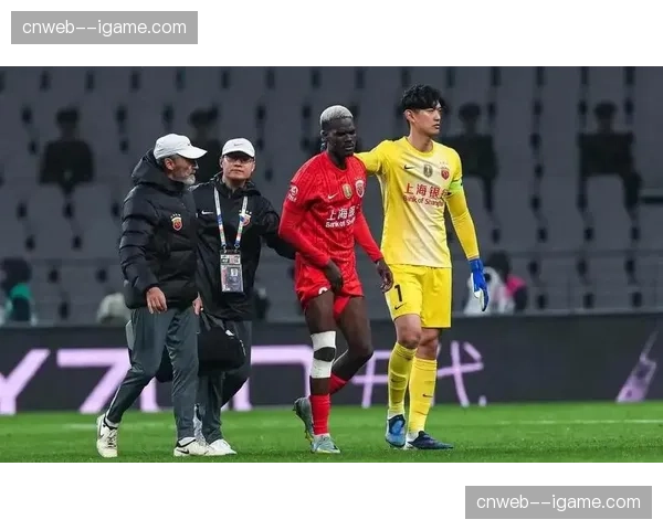 雨中德比战吸引超6万观众，上海体育场成红色海洋